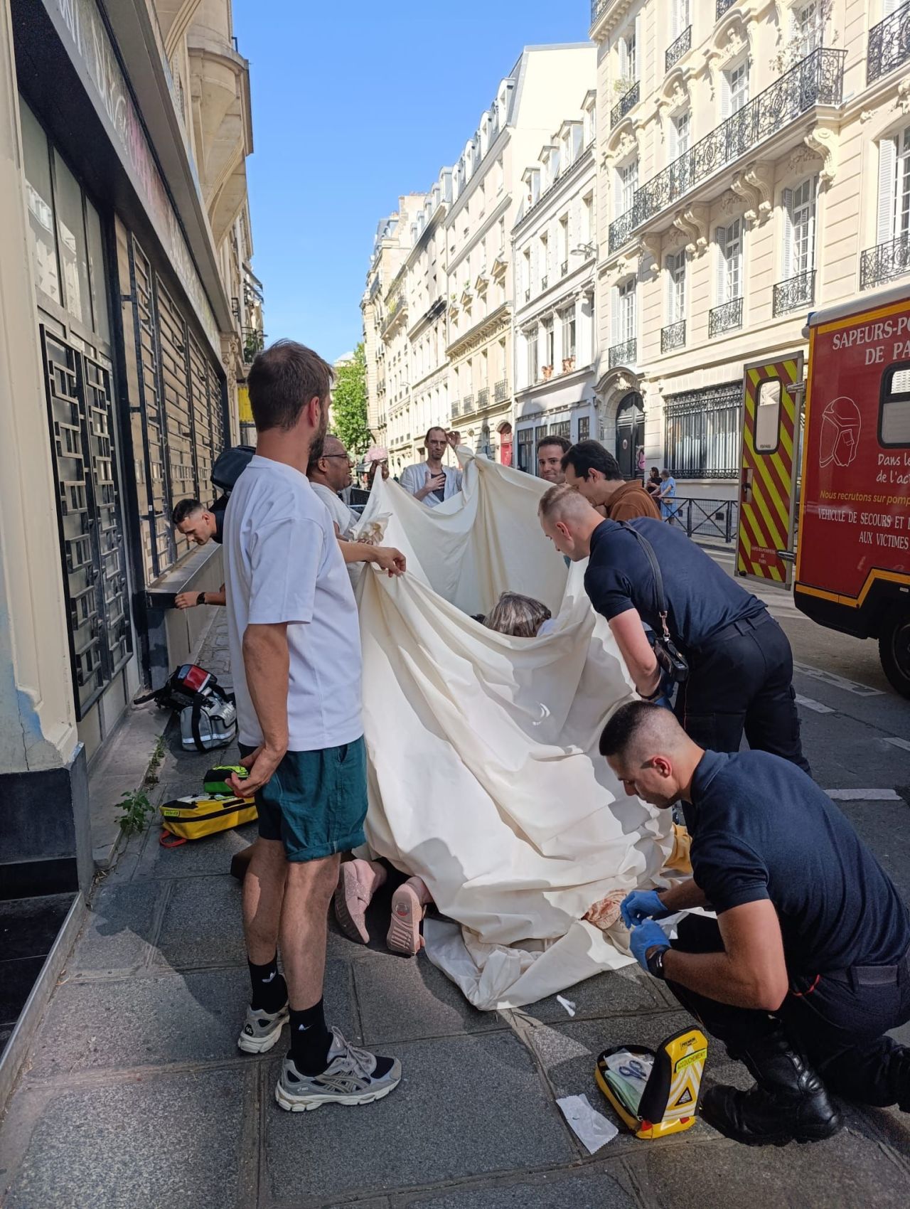 Naissance inédite à Paris : un bébé voit le jour… devant un centre d’imagerie médicale